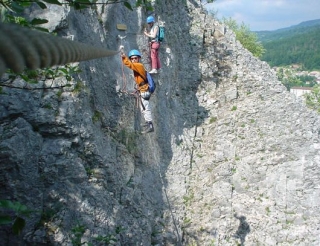  Pasaje del caminanle de la soga de soga en la roca en Dade 